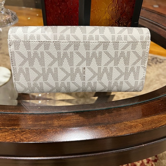 Michael Kors Vanilla & Acorn Signature Callie Carry All Wallet